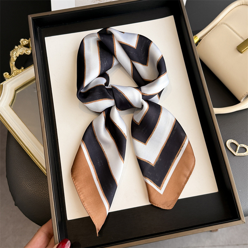 Satin Silk Geometric Stripe Pr - Women'S Vacation Accessories recension och pris