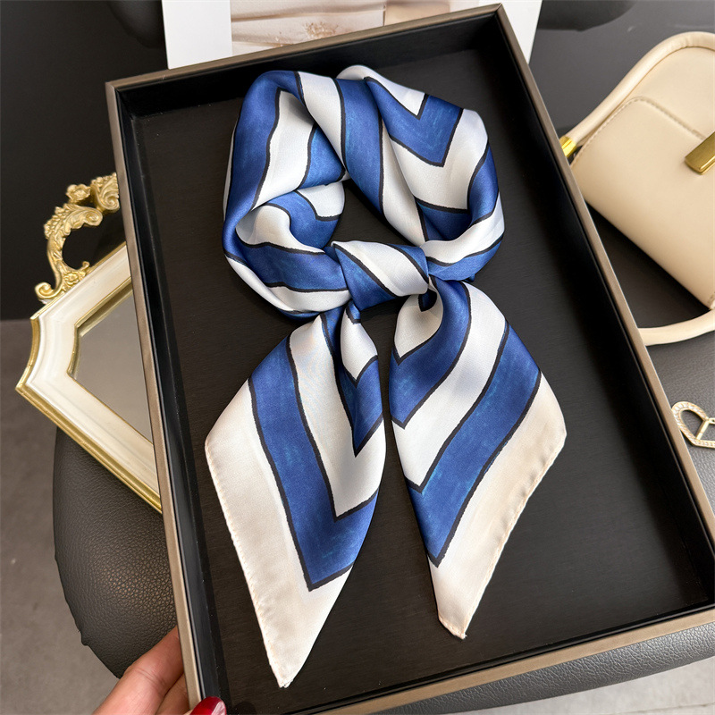 Satin Silk Geometric Stripe Pr - Women'S Vacation Accessories recension och pris